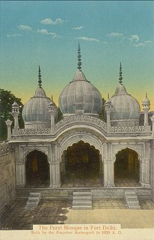 The Peral Mosque in Fort Delhi.